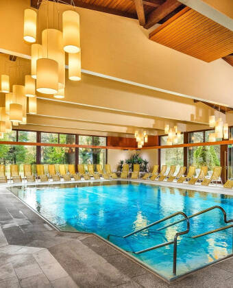 Skäm bort dig i den stora inomhuspoolen med en fantastisk utsikt.