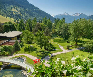 Njut av lugnet i den vidsträckta hotellträdgården.