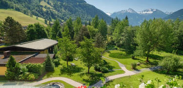 Nyd roen i den store hotelhave.