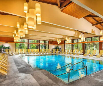 Forkæl dig selv i den store indendørs panoramapool med fantastisk udsigt