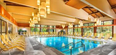 Skäm bort dig i den stora inomhuspoolen med en fantastisk utsikt.