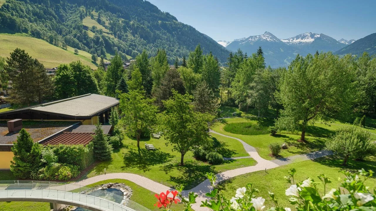 Nyt roen i den store hotellhagen.