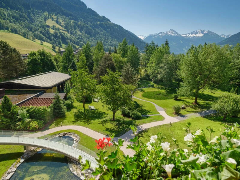 Nyt roen i den store hotellhagen.