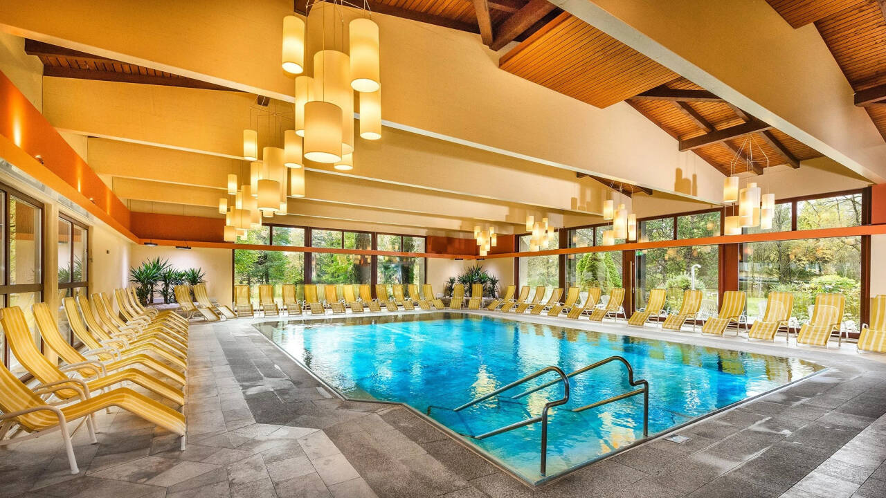 Nyt det store innendørsbassenget med panoramautsikt og fantastisk utsikt