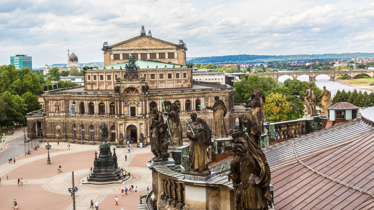 Dresdens historiske operahus, Semperoper, som har vært gjenoppbygd flere ganger.