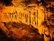 Ikke langt fra jer ligger den lille hule, som er omkring 110-meter dyb, men er meget betagende.