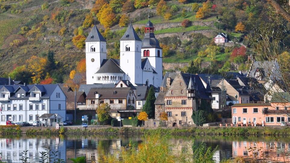 Treis-Karden är en charmig liten stad vid Mosel. Med sitt imponerande slott, slingrande gränder och mysiga vintavernor förtrollar den sina besökare.