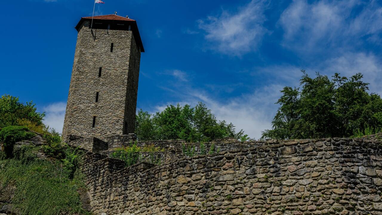 The nearby castle ruins of Neunußberg and Altnußberg offer a glimpse into the area’s past.