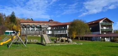Das gemütliche Hotel am Pfahl liegt im Herzen des Bayerischen Waldes, nur wenige Minuten von Viechtach entfernt.