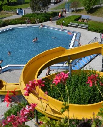 Svalka dig under varma sommardagar i Viechtachs utomhusbad, precis intill hotellet.