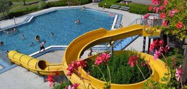 Køl ned på varme sommerdage i Viechtachs udendørs pool lige ved siden af hotellet.