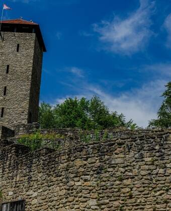The nearby castle ruins of Neunußberg and Altnußberg offer a glimpse into the area’s past.