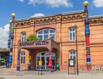 Eine kleine Fahrt vom Hotel entfernt liegt die gemütliche Stadt Uelzen, die für ihren schönen und farbenfrohen Bahnhof bekannt ist.