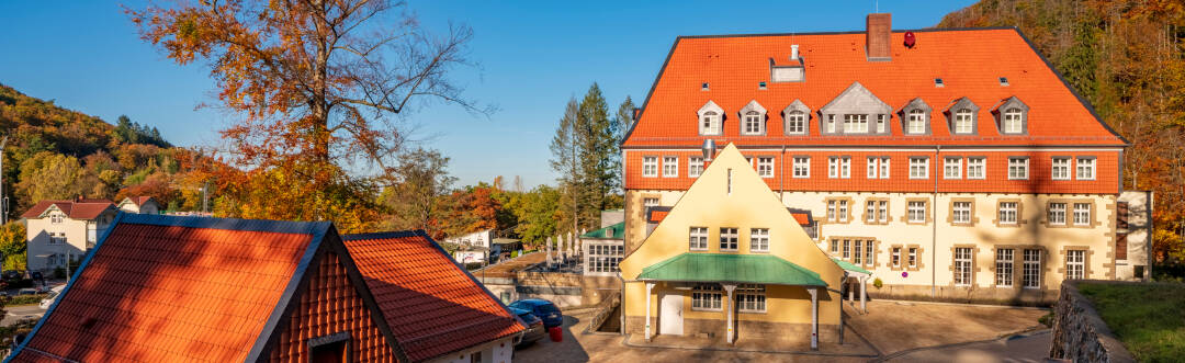 Sonnenresort Ettershaus er enestående i og uden for Harzen: en historisk villa, et moderne lejlighedskompleks og ekstraordinære træhuse på en stor, parklignende grund lige ved siden af Harzen Nationalpark.