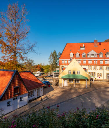 The Sonnenresort Ettershaus is unique: a historic villa, a modern apartment complex and extraordinary tree houses on extensive, park-like grounds right next to the Harz National Park.