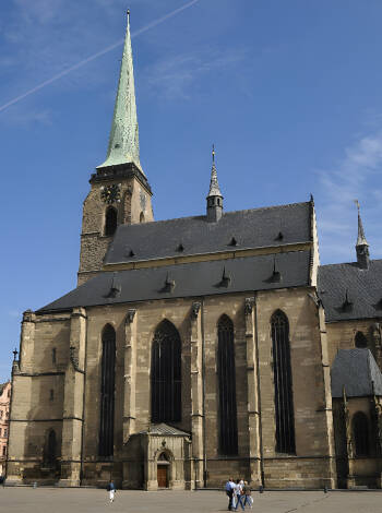 Eine der vielen Sehenswürdigkeiten von Pilsen ist die St. Bartholomäus-Kathedrale aus dem 13. Jahrhundert, die 1993 als Kathedrale klassifiziert wurde.