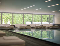 Pullman Berlin Schweizerhof: Ein moderner Rückzugsort in Berlin mit einem ruhigen Spa-Bereich, Swimmingpool, Lounge-Betten, Fitnessraum, Dampfbad und Sauna für ultimative Entspannung.