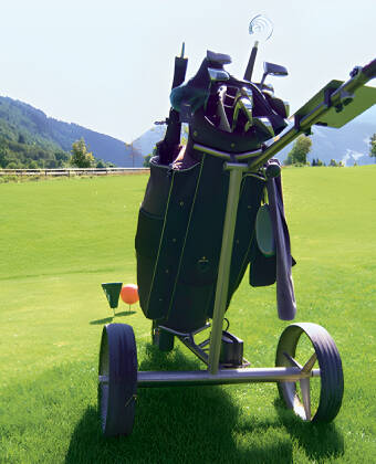 Ikke langt fra hotellet er der fine golfmuligheder, hvor I kan gå en runde med bjergene i baggrunden.