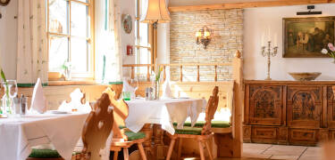 Til hotellets gode restaurant hører en imponerende vinkælder, der serverer en god vin til alle retter.
