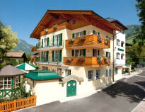 Bo på det familieeide Landhotel Römerhof, som ligger i hjertet av Dorfgastein i Gasteindalen.