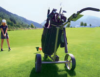 Nicht weit vom Hotel entfernt können Sie eine Runde Golf mit einem unbezahlbaren Blick auf die Alpen spielen.