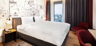 Hotellets elegante værelser sikrer en god nats søvn.
