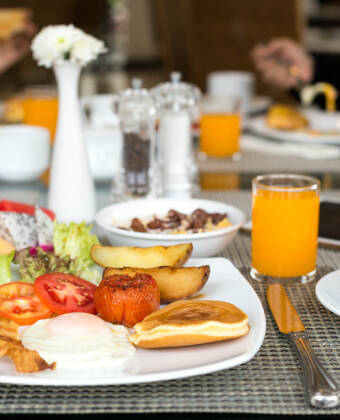 Start dagen med en rikholdig frokostbuffé, og nyt en kald tallerken med noe å drikke som en spesiell godbit under oppholdet.