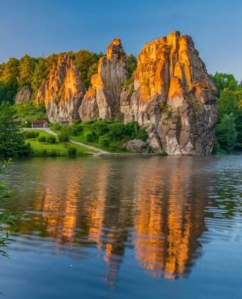 Machen Sie einen Ausflug zur berühmten Felsformation Externsteine im Teutoburger Wald.
