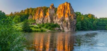 Machen Sie einen Ausflug zur berühmten Felsformation Externsteine im Teutoburger Wald.