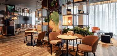Du kan slappe av i den koselige bistroen/baren/loungen med enkle, smakfulle retter og en vennlig atmosfære.