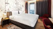 Hotellets elegante værelser sikrer en god nats søvn.