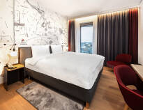 Hotellets eleganta rum garanterar en god natts sömn.