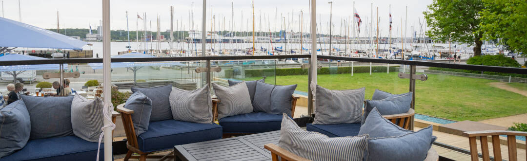 Die unschlagbare Lage des Hotels bietet einen ruhigen Blick auf den Fjord und den Hafen und verkörpert Ruhe.