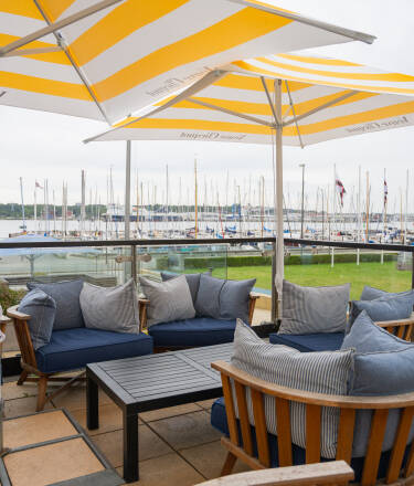 Die unschlagbare Lage des Hotels bietet einen ruhigen Blick auf den Fjord und den Hafen und verkörpert Ruhe.