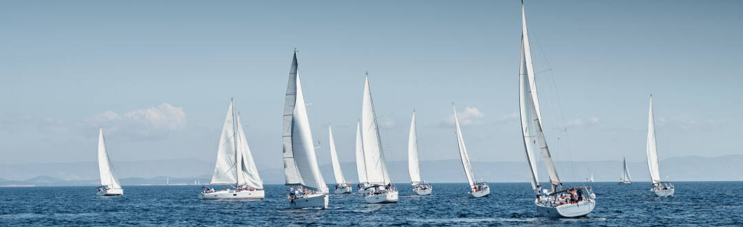 Erleben Sie aufregende Segelereignisse direkt vom Hotel aus und steigern Sie das maritime Erlebnis.