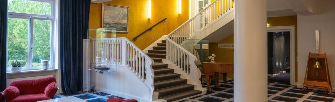Das Hotel befindet sich in einem historischen Gebäude, in dem sich früher der renommierte Yachtclub befand.