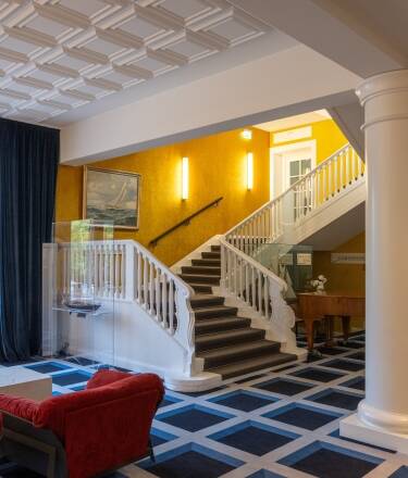 Hotellet ligger i en historisk bygning, som tidligere var en prestigefyldt yachtklub.