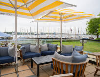 Die unschlagbare Lage des Hotels bietet einen ruhigen Blick auf den Fjord und den Hafen und verkörpert Ruhe.