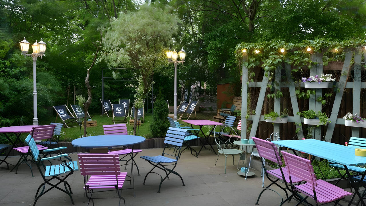 Machen Sie zwischen den Besichtigungen eine Pause im grünen Hotelgarten.