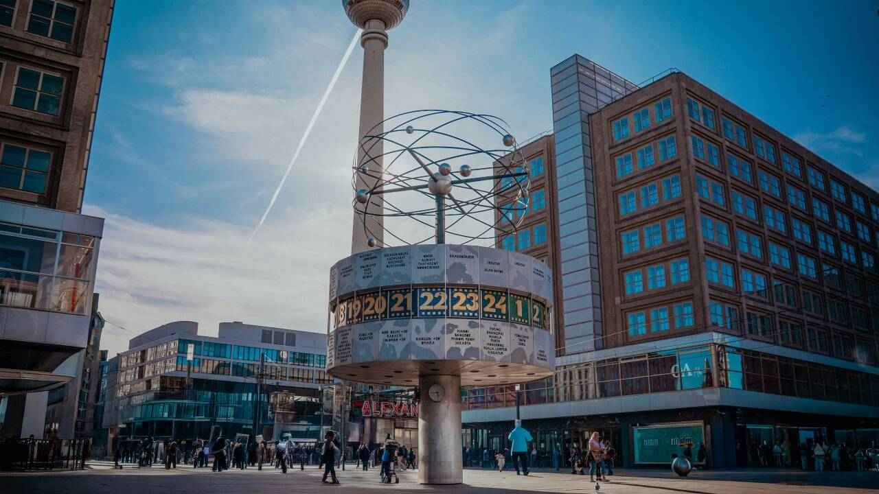 Der Alexanderplatz ist zu Fuß erreichbar, und öffentliche Verkehrsmittel für Fahrten durch Berlin befinden sich in der Nähe.