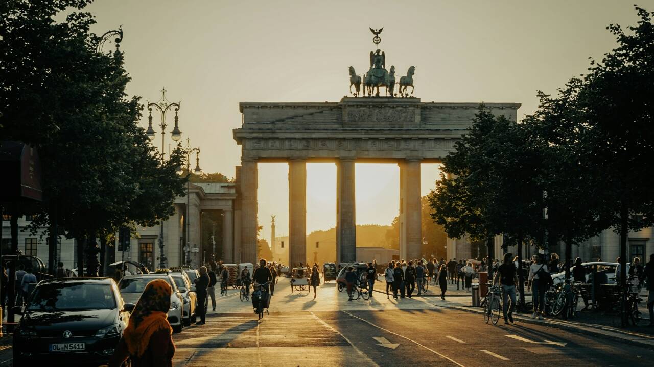 Entdecken Sie Berlins Museen, Galerien und historische Sehenswürdigkeiten, darunter das berühmte Brandenburger Tor.
