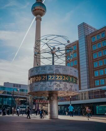 Alexanderplatz ligger på gångavstånd, och kollektivtrafik finns nära för resor genom Berlin.