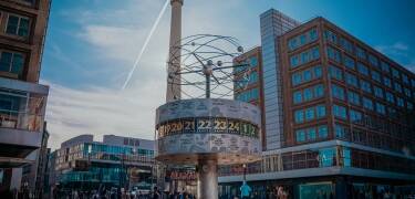 Alexanderplatz ligger innen gangavstand, og offentlig transport i nærheten tar deg rundt i Berlin.