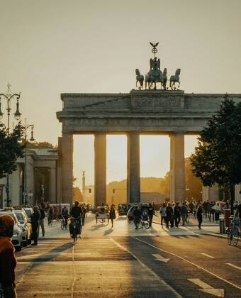 Upptäck Berlins museer, gallerier och historiska sevärdheter, inklusive den berömda Brandenburger Tor.
