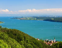 Bregenz ligger vid Bodensjöns strand och erbjuder en fantastisk sjöutsikt och ett lugnt alplandskap.
