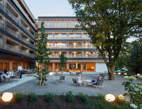 Schwärzlers innergård, med mysiga sittplatser och grönska, förkroppsligar hotellets hängivenhet att erbjuda en exemplarisk gästfrihet.