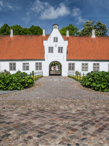 Besuchen Sie das schöne Schloss Schackenborg, wo Sie mehr über die Geschichte des Schlosses erfahren können.