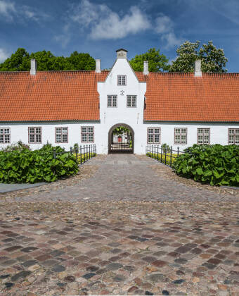 Besøk det vakre Schackenborg slott, der du kan lære om slottets historie.