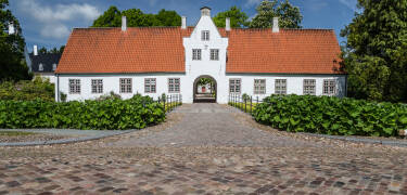 Besuchen Sie das schöne Schloss Schackenborg, wo Sie mehr über die Geschichte des Schlosses erfahren können.