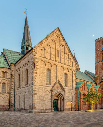 En lille køretur fra hotellet finder du Ribe, som med den smukke domkirke har en helt særlig charme.